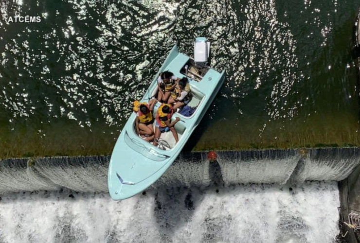 Texas boat nearly goes over the edge of a dam, occupants rescued